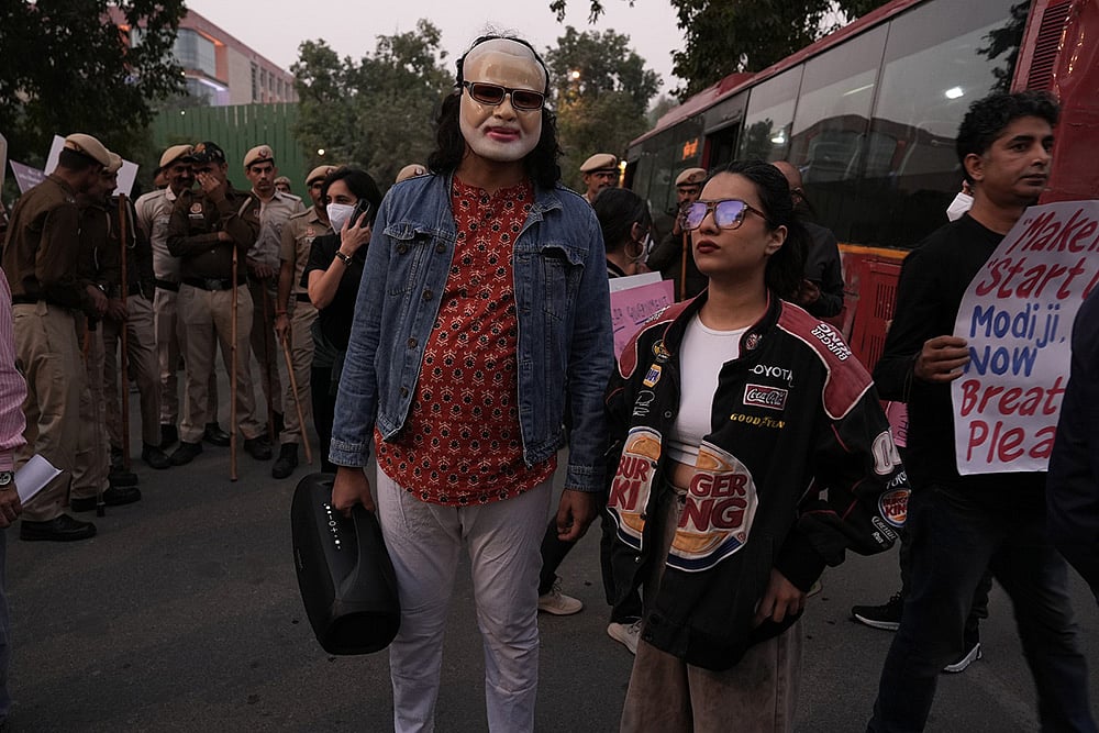Delhi AIr pollution: Residents of Delhi protest at India Gate