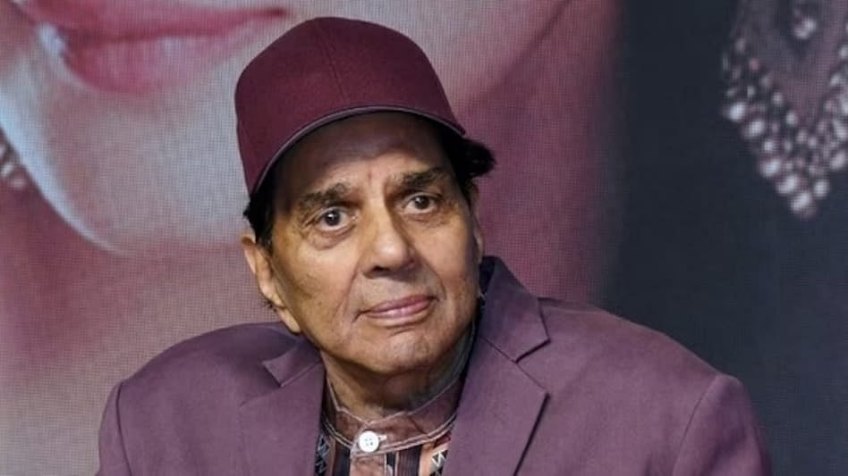 X : Celebs visit ailing Dharmendra in hospital