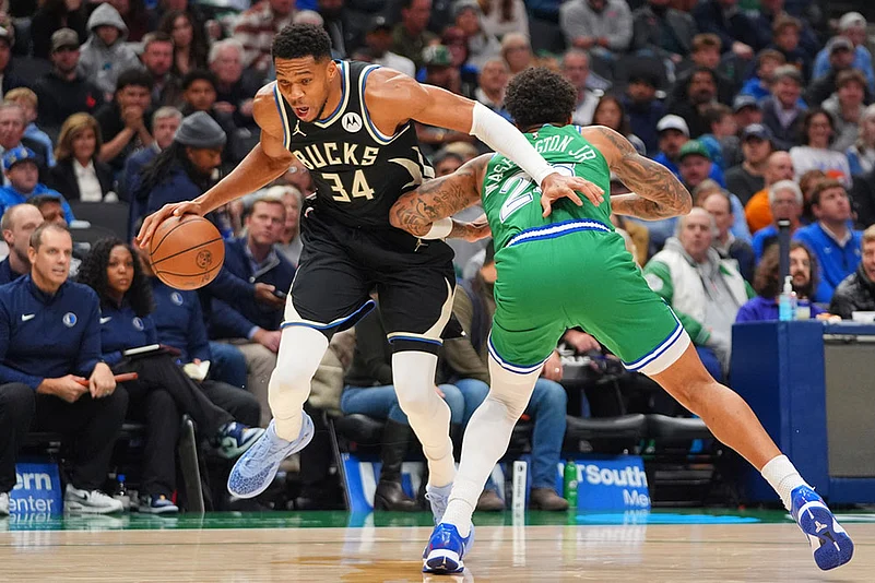 NBA Basketball: Dallas Mavericks vs Milwaukee Bucks