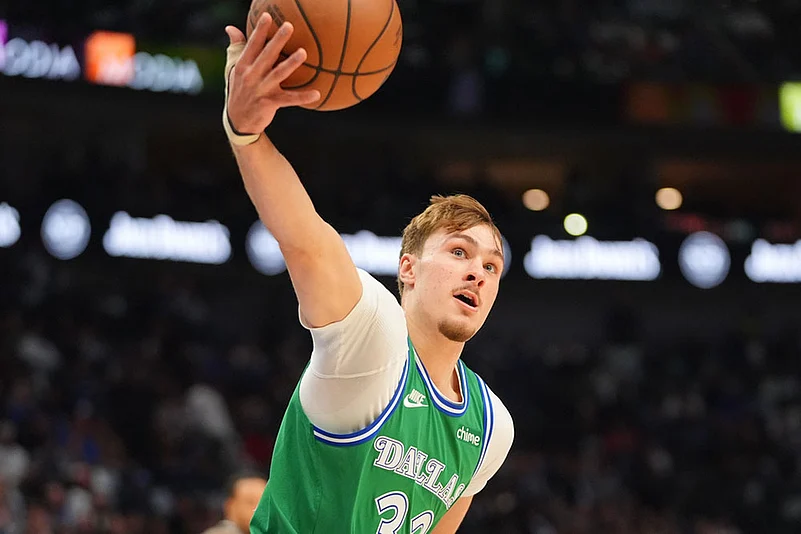 NBA Basketball Game: Milwaukee Bucks vs Dallas Mavericks