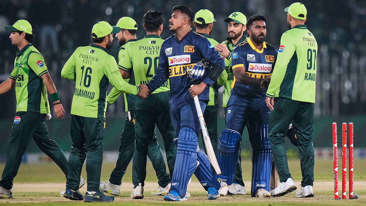 AP Photo/Anjum Naveed : Sri Lanka's Mahesh Theekshana, centre, and Asitha Fernando, second right, shakes hand with Pakistani players on the end of the first one day international cricket match between Pakistan and Sri Lanka, in Rawalpindi, Pakistan, Tuesday, Nov. 11, 2025
