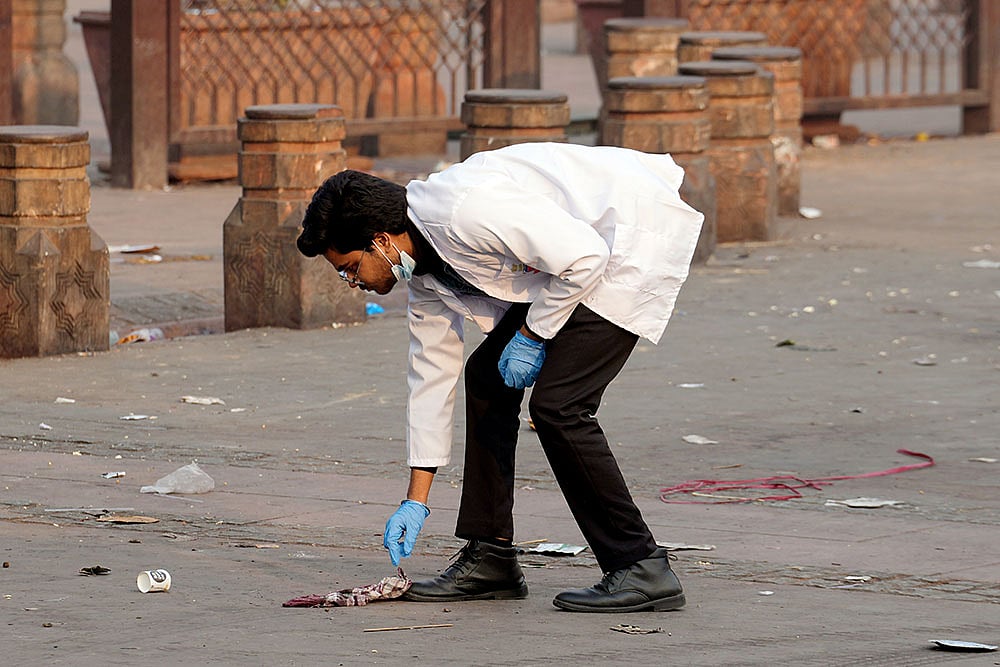 Blast In Parked Car Near Red Fort