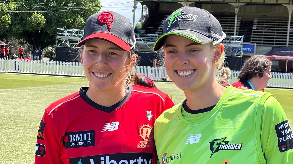 X/WBBL : Melbourne Renegades skipper Georgia Wareham posing with Sydney Thunder captain Phoebe Litchfield.