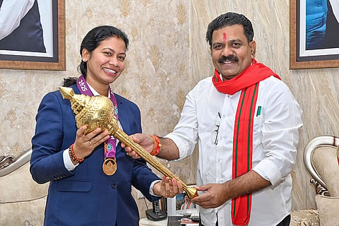Chhattisgarh Deputy Chief Minister Vijay Sharma felicitates Akanksha Satyavanshi, physiotherapist of the Women's ODI World Cup 2025-winning Indian cricket team, in Raipur.