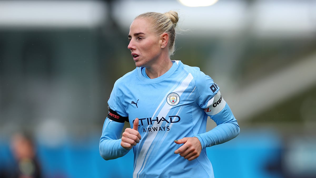 Manchester City captain Alex Greenwood has signed a new deal at the club - null