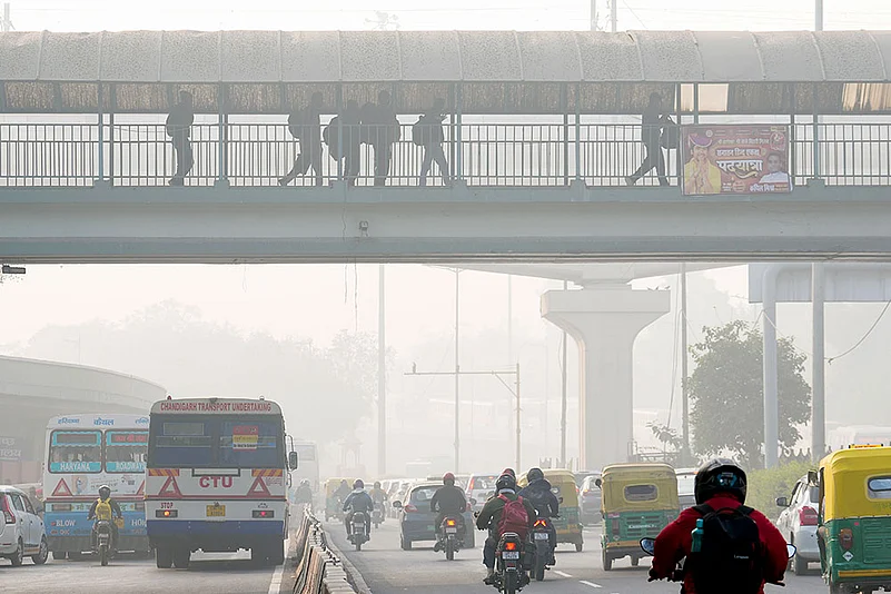 Delhi air quality, Delhi AQI today, very poor air quality Delhi, AQI 310 Delhi