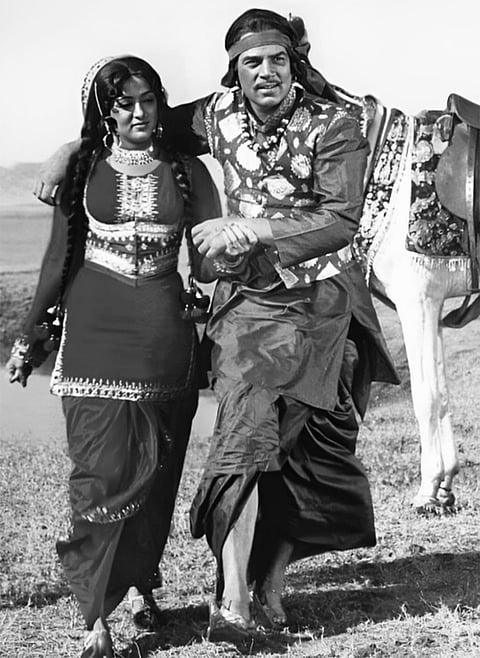 Pratigya (1975): Shankar, immortalized by Dharmendra presented a powerful portrayal of the relentless pursuit of justice. Paired with Hema Malini, the duo’s on-screen presence is nothing short of legendary.