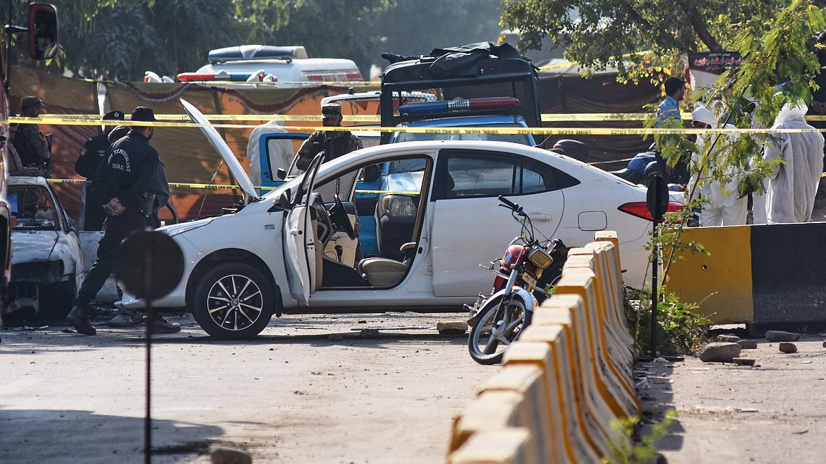 Pakistan's investigators examine the site following a suicide bombing outside the gates of a district court, in Islamabad on Tuesday, November 11, 2025.  - | Photo: AP/W.K. Yousufzai