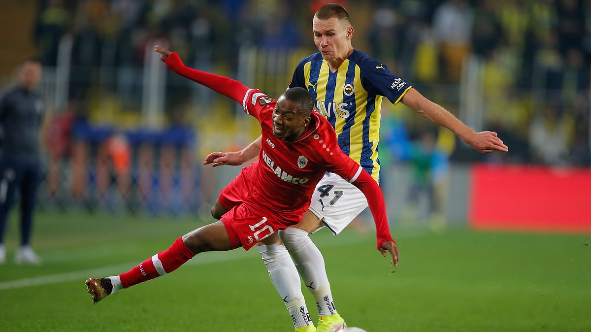 | Photo: AP : Royal Antwerp's Michel-Ange Balikwisha tussles for a ball with Fenerbahce's Attila Szalai during the Europa League group D match at the Sukru Saracoglu stadium in Istanbul on October 21, 2021.