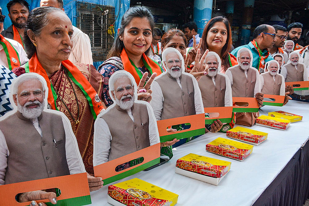 Thane BJP workers celebrate NDAs lead in Bihar polls