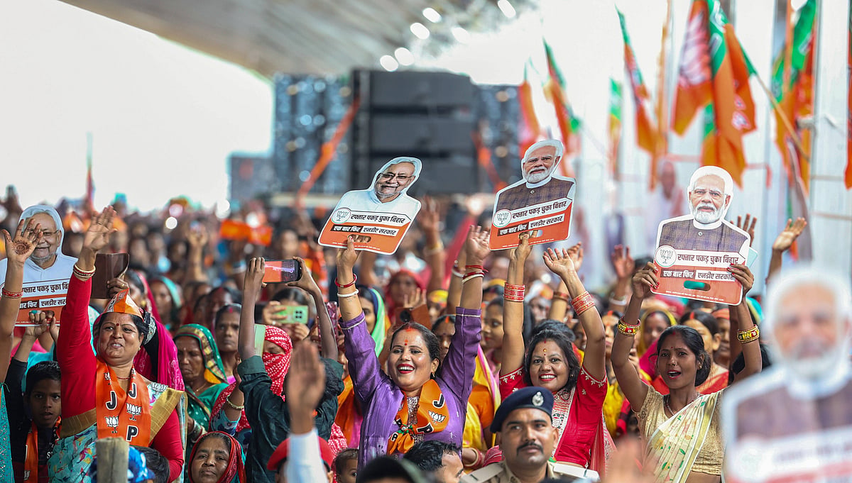 Women voters show their ink-marked finger Patna in phase one - (@ECISVEEP X ANI Photo)
