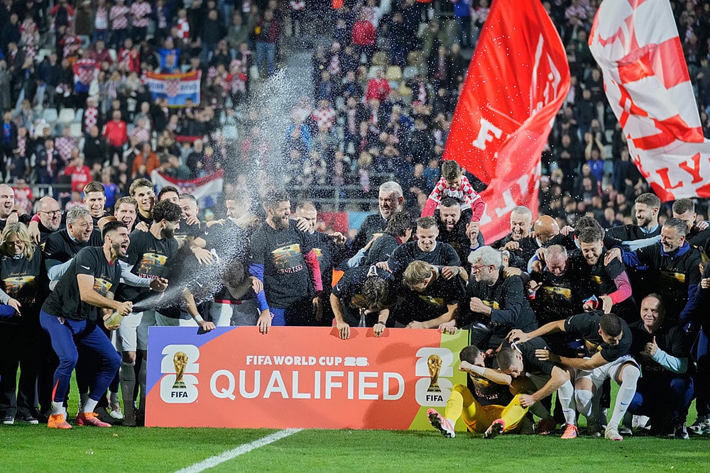 | Photo: AP/Darko Bandic : Croatian players celebrete as they qualified for the World Cup aftre defeating Faroe Islands in Rijeka, Croatia.