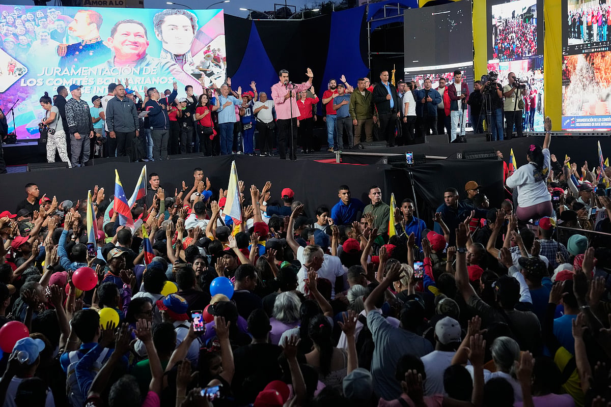 Venezuelan President Nicolas Maduro takes the oath to people joining a state-organized civilian defense network in the Petare neighborhood of Caracas, Venezuela, Saturday, Nov. 15, 2025. - (AP Photo/Ariana Cubillos
