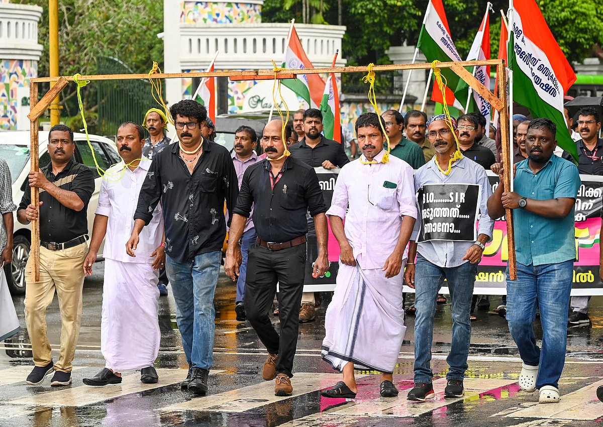  S.Gopakumar                                : Thiruvananthapuram: Kerala government employees under the banner of the Secretariat Action Council stage a protest outside the Election Commission office over the alleged stress-induced suicide of a Booth Level Officer involved in the Special Intensive Revision (SIR), in Thiruvananthapuram, Kerala, Monday, Nov. 17, 2025. 