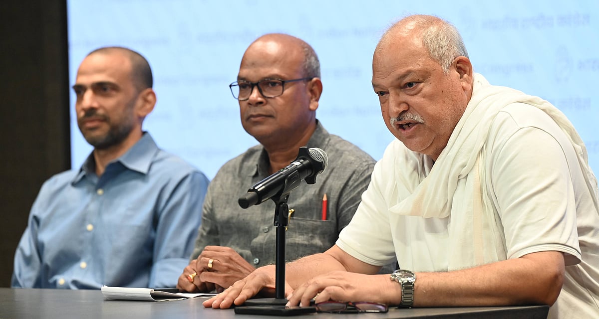 IMAGO / Hindustan Times : AICC In-charge- Bihar Krishna Allavaru (left), PCC President, Bihar Rajesh Ram (center), and CLP Leader, Bihar, Shakeel Ahmad Khan (right) at a Congress Party briefing on the Bihar election and the SIR Issue at Indira Bhawan on September 10, 2025 in New Delhi, India. (Photo by Sonu Mehta Hindustan Times) Congress Party Briefing On Bihar Election And The SIR Issue.