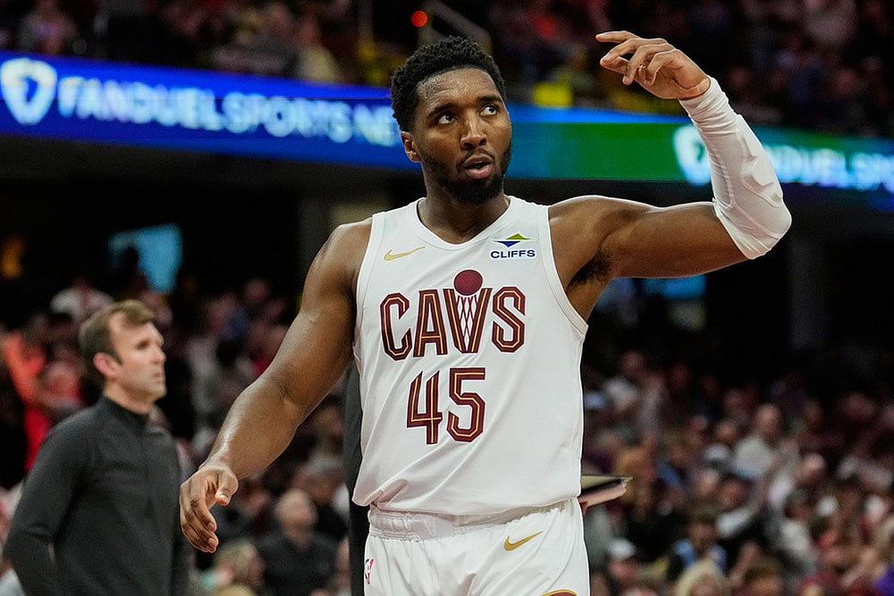 | Photo: AP/Sue Ogrocki : Cleveland Cavaliers guard Donovan Mitchell (45) gestures to fans in the second half of an NBA basketball game against the Memphis Grizzlies in Cleveland. 