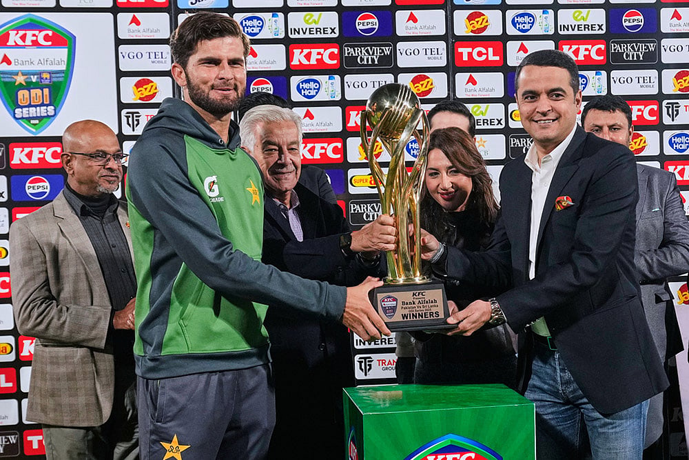 | Photo: AP/Anjum Naveed : Pakistan's ODI team's skipper Shaheen Shah Afridi, second left, receives ODI series winning trophy at presentation ceremony on the end of the third one day international cricket match between Pakistan and Sri Lanka, in Rawalpindi, Pakistan.