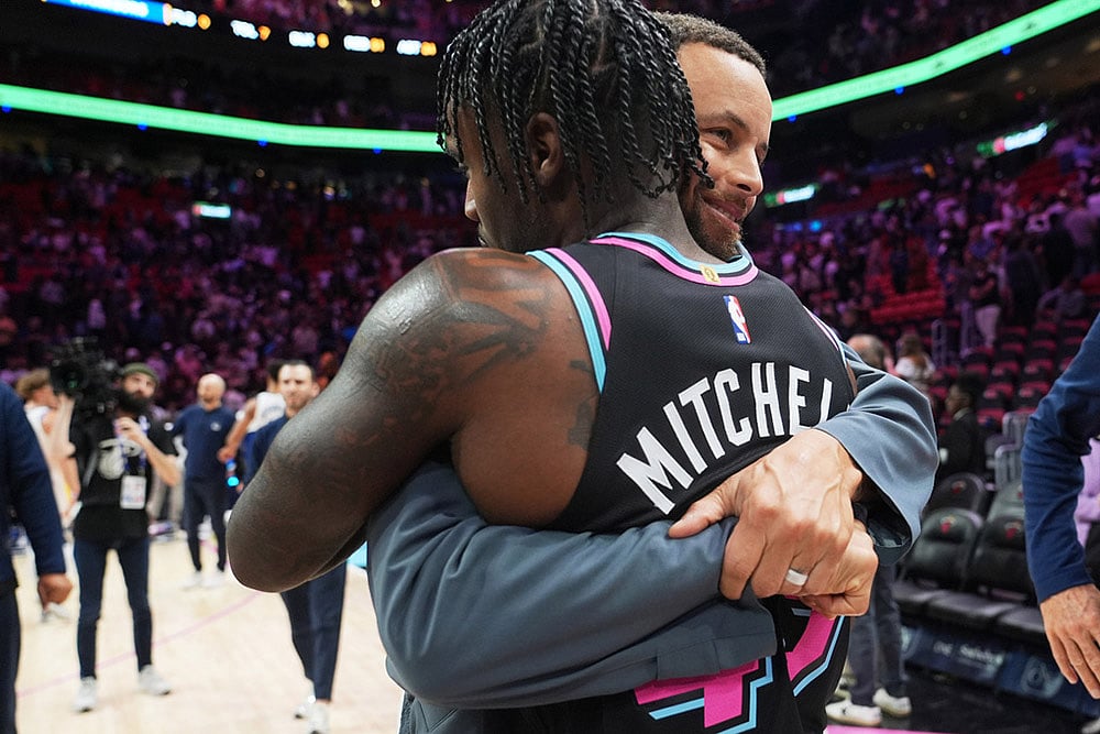 | Photo: AP/Lynne Sladky : Golden State Warriors guard Stephen Curry, right, hugs Miami Heat guard Davion Mitchell (45) after an NBA basketball game in Miami. 