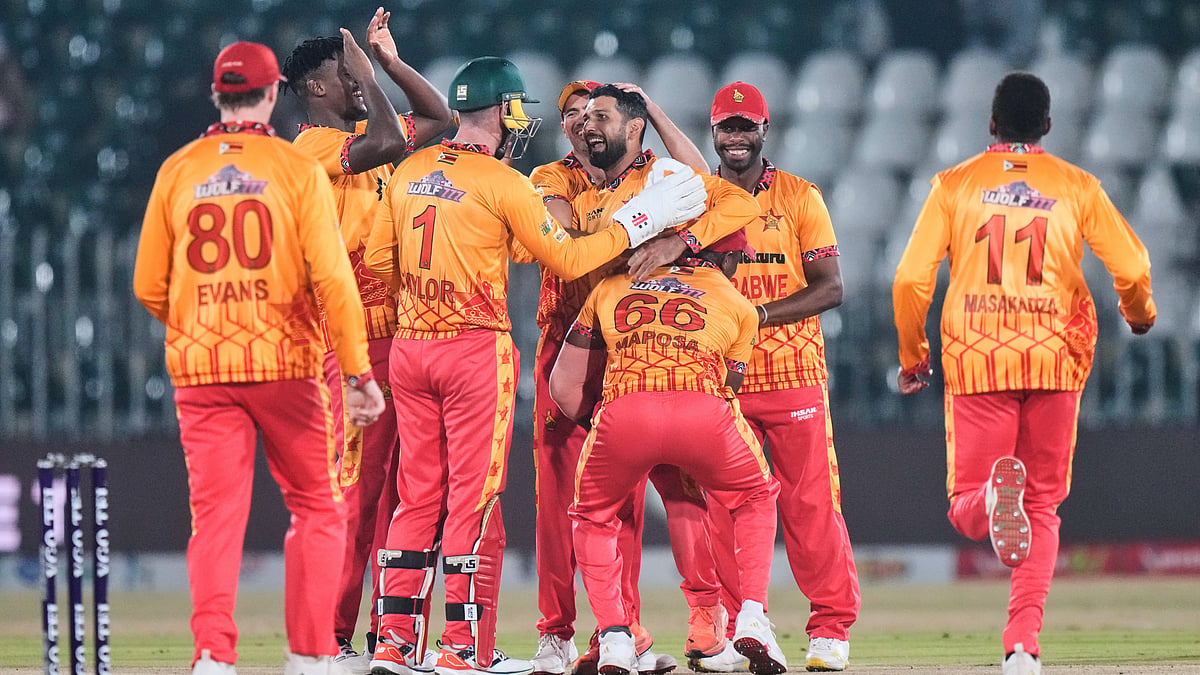 AP Photo/Anjum Naveed : Zimbabwe's Sikandar Raza, center, celebrates with teammates after the dismissal of Sri Lanka's Kamindu Mendis during the tri-series T20 cricket match between Sri Lanka and Zimbabwe, in Rawalpindi, Pakistan, Thursday, Nov. 20, 2025