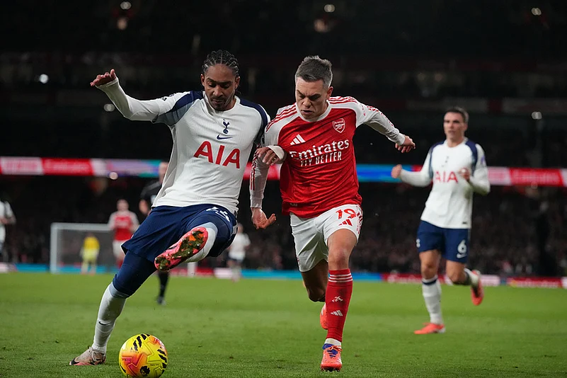 EPL 2025-26 Arsenal vs Tottenham Hotspur-Djed Spence