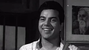 X : Bollywood celebs attend Dharmendra's last rites