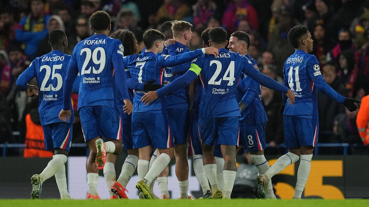 | Photo: AP/Kin Cheung : Chelsea's Liam Delap celebrates with his teammates after scoring his side's third goal during the UEFA Champions League opening phase match agaisnt FC Barcelona on November 25, 2025. 