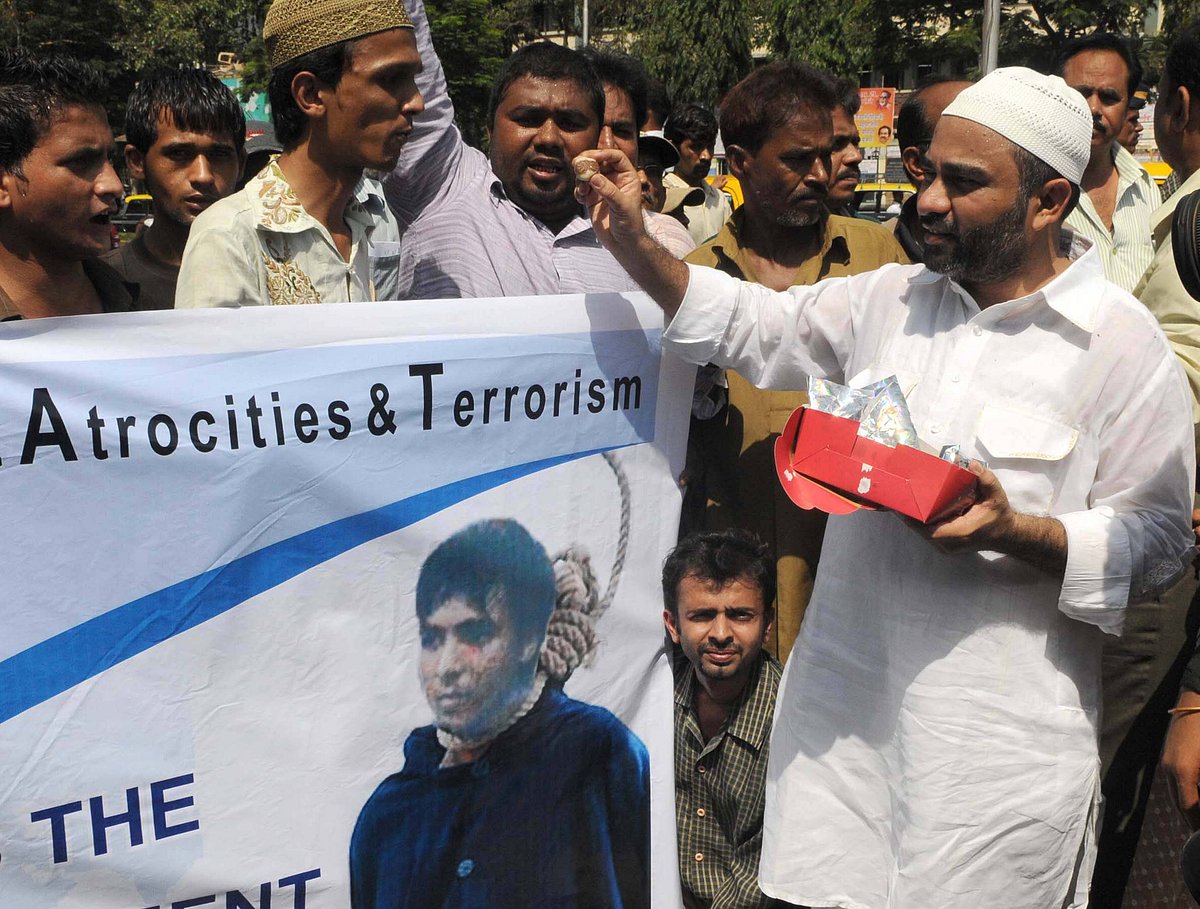 A man distributes sweets to celebrate the death sentence against Mumbai attacker Mohammed Ajmal Amir alias Kasab in Mumbai, India, May 6, 2010. Convicted Mumbai attacker Mohammed Ajmal Amir alias Kasab was sentenced to death in the Mumbai terror attacks case by an Indian special court, three days after he was convicted of murder and waging war against the state during the 62-hour-long carnage. - IMAGO / Xinhua