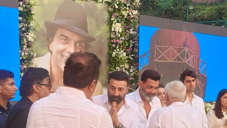 X/Rekha Tripathi : Sunny Deol and Bobby Deol greet guests at Dharmendra's prayer meet