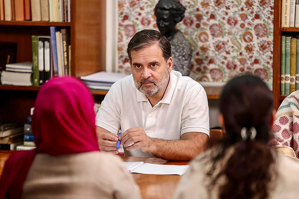 Air pollution: Rahul Gandhi meets parents