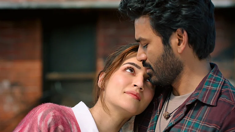A still from ‘Tere Ishk Mein’ (2025) - YouTube