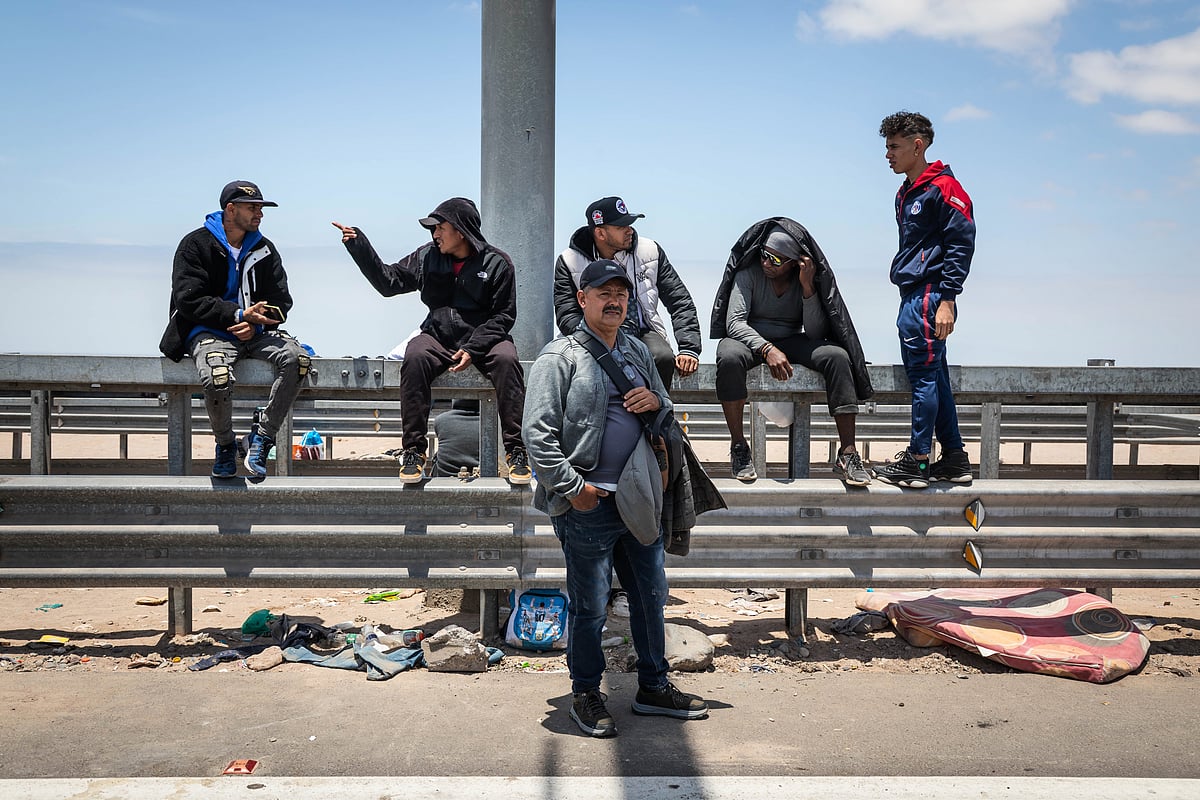 AP Photo/Ibar Silva : Migrants, mostly from Venezuela, wait to cross into Peru at the Chacalluta border crossing point in Arica, Chile, Friday, Nov. 28, 2025.