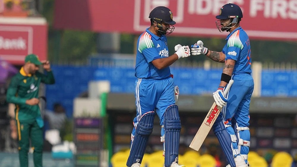 | Photo: AP/Rafiq Maqbool : India's Virat Kohli, right, and India's Rohit Sharma give the fist after scoring runs during the first One Day International match between India and South Africa in Ranchi.