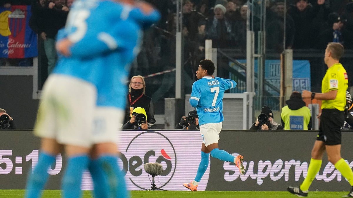 | Photo: AP/Gregorio Borgia : Napoli's David Neres celebrates after scoring his side's first goal during the Serie A match against AS Roma on November 30, 2025. 