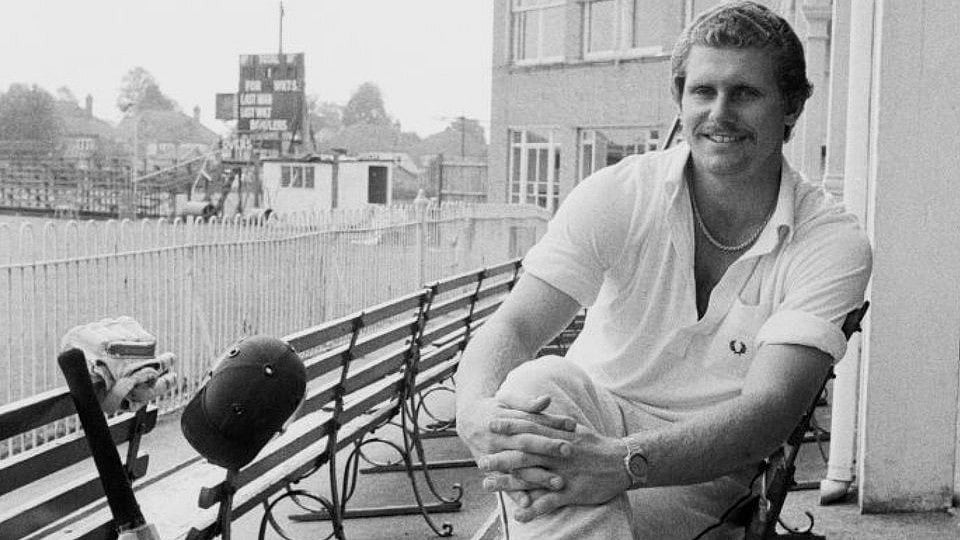 X/Hampshire Cricket : Former English cricketer and Hampshire legend Robin Smith dies in Perth, Australia under unknown circumstances.