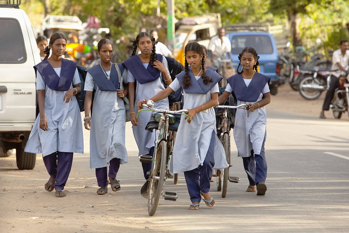 IMAGO / Design Pics Editorial : Girls In Uniform Walking Down The Street Together; Sathyamangalam, Tamil Nadu, India.