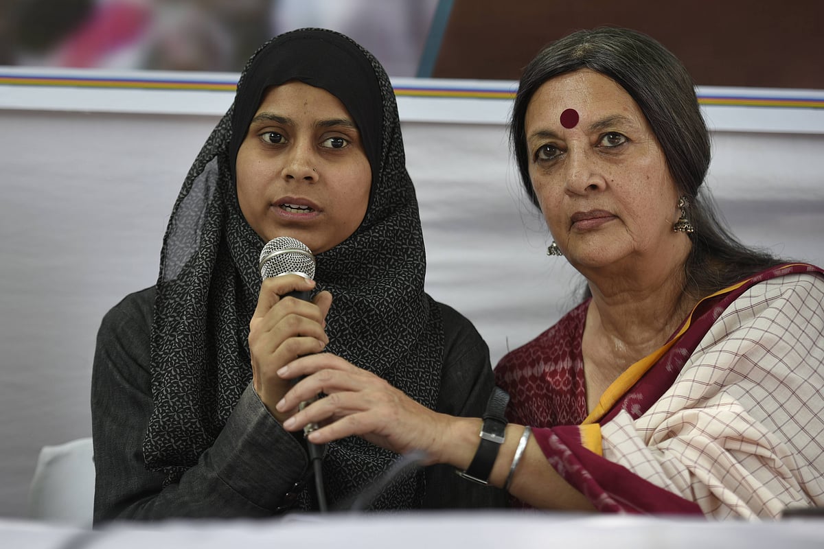 NEW DELHI, INDIA - SEPTEMBER 27: Shaista, daughter of Mohammad Akhlaq Saifi with with CPI(M) politburo member Brinda Karat during a protest by AIDWA to get judgment in favor of the families of the victims of mob lynching at Jantar Mantar on September 27, 2018 in New Delhi, India. (Photo by Sanchit Khanna Hindustan Times) Shaista, Daughter Of Lynching Victim Mohammad Akhlaq Demands Justice For Lynching Victims.  - null
