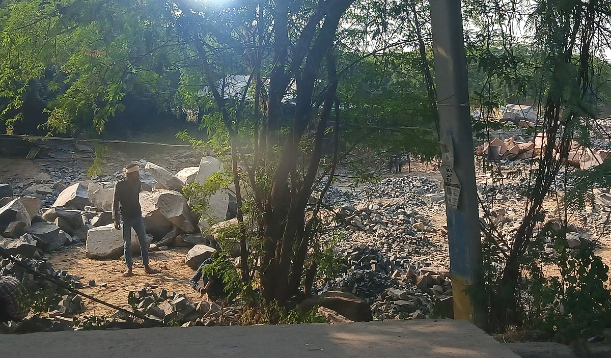 A Stone Crusher Facility Right On The Roadside In Faridabad.
