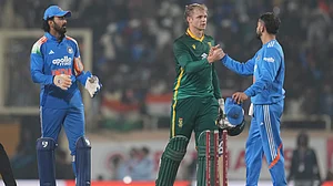 (AP Photo/Rafiq Maqbool) : India's Virat Kohli, right, shakes hands with South Africa's Corbin Bosch after India won the first One Day International match in Ranchi, India, Sunday, Nov. 30, 2025