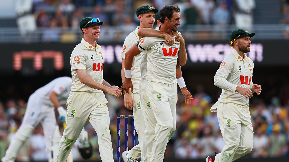 AP Photo/Tertius Pickard : Australia's Mitchell Starc, centre, celebrates with teammate the wicket of during the second Ashes cricket test match between Australia and England in Brisbane, Thursday, Dec. 4, 2025.
