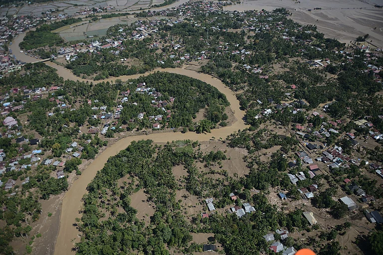This aerial photo taken from a national disaster mitigation agency's helicopter during an aerial aid distribution shows an area affected by floods in Pidie Jaya, Aceh province, Indonesia. - | Photo: AP/Reza Saifullah