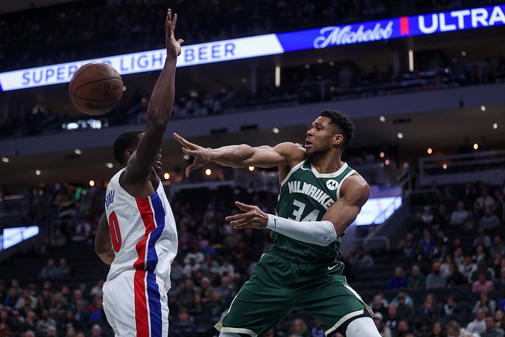 Milwaukee Bucks Vs Detroit Pistons NBA pics-Giannis Antetokounmpo
