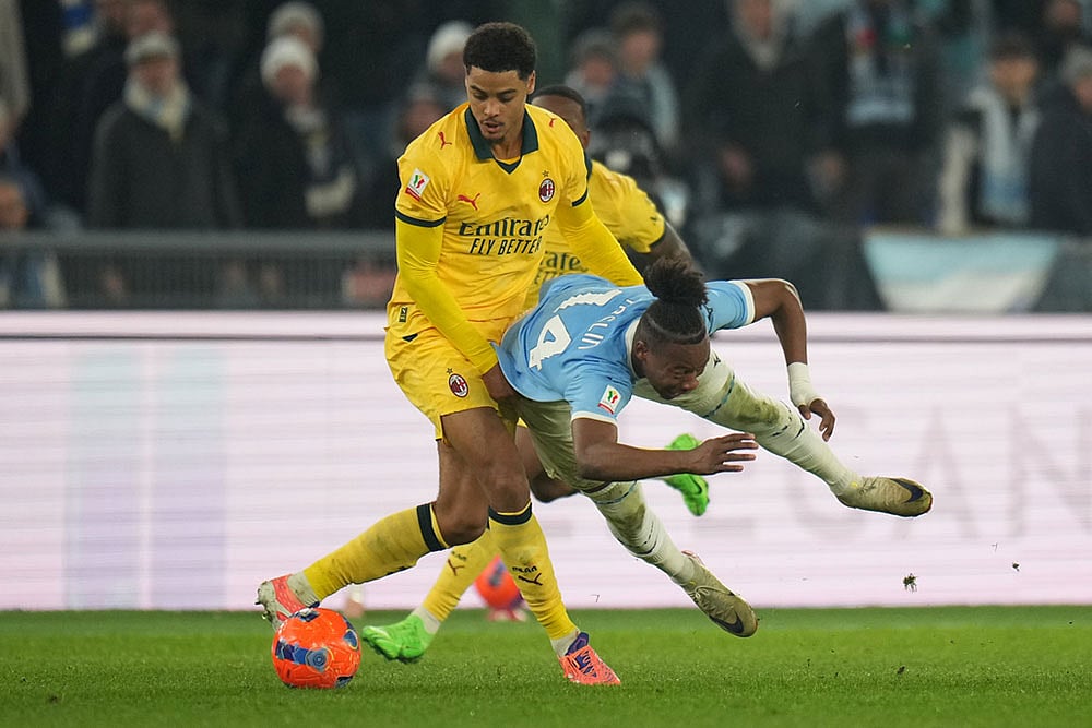 | Photo: AP/Andrew Medichini : AC Milan's Koni De Winter fouls Lazio's Tijjani Noslin during the Italian Cup round of sixteen soccer match between Lazio and Milan, in Rome.
