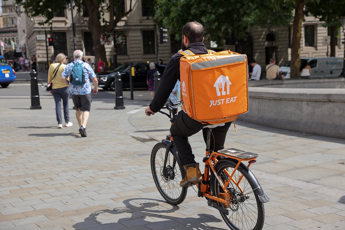 IMAGO / SOPA Images : A rider of Just Eat delivery, seen cycling through central London. 