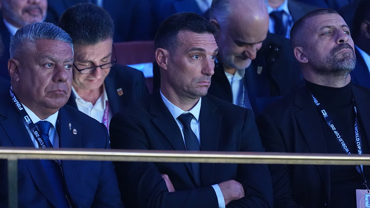 | Photo: AP/Jacquelyn Martin : Argentina's coach Lionel Scaloni  and former international Walter Samuel sit in the crowd during the draw for the 2026 FIFA World Cup at the Kennedy Center in Washington on December 5, 2025. 