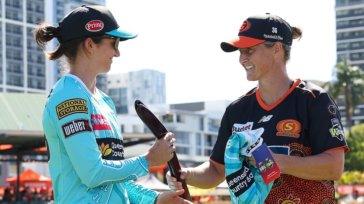 X/WBBL : Captains Charli Knott (left) and Sophie Devine at the toss for the Women's Big Bash League 2025 match between Brisbane Heat and Perth Scorchers.