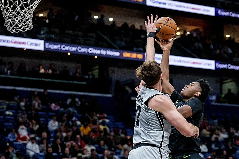 Spurs vs Pelicans NBA 2025 photo-Derik Queen