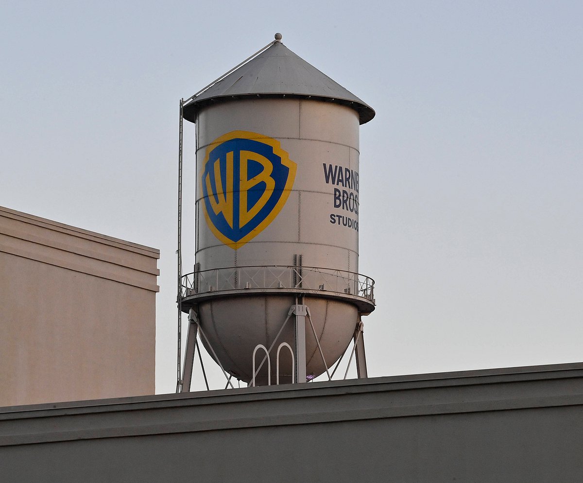 A water tower is seen on the Warner Bros. Studios lot in Burbank, California on Sunday, December 7, 2025 - IMAGO/UPI