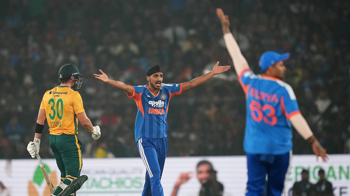 AP Photo/Rafiq Maqbool : India's Arshdeep Singh, centre, appeals unsuccessfully for the wicket of South Africa's Tristan Stubbs during the first T20 International cricket match between India and South Africa in Cuttack, India, Tuesday, Dec. 9, 2025.
