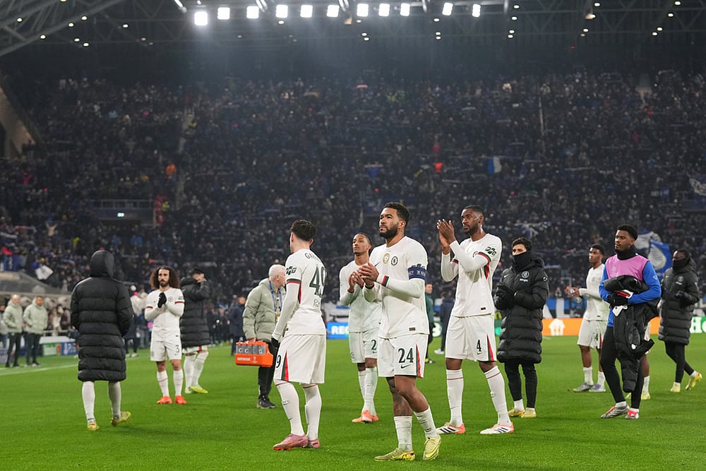 | Photo: AP/Antonio Calanni : Chelsea players applaud the fans at the end of the Champions League opening phase soccer match between Atalanta and Chelsea, in Bergamo, Italy.