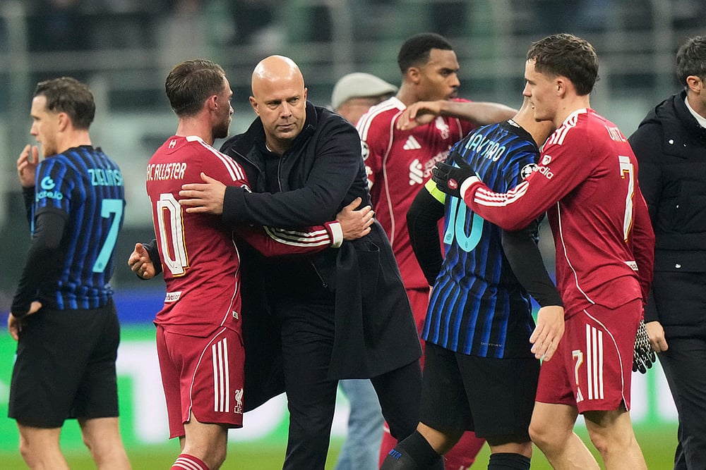 | Photo: AP/Luca Bruno : Liverpool's manager Arne Slot hugs Liverpool's Alexis Mac Allister at the end of a Champions League, league phase, soccer match between Inter Milan and Liverpool in Milan, Italy.